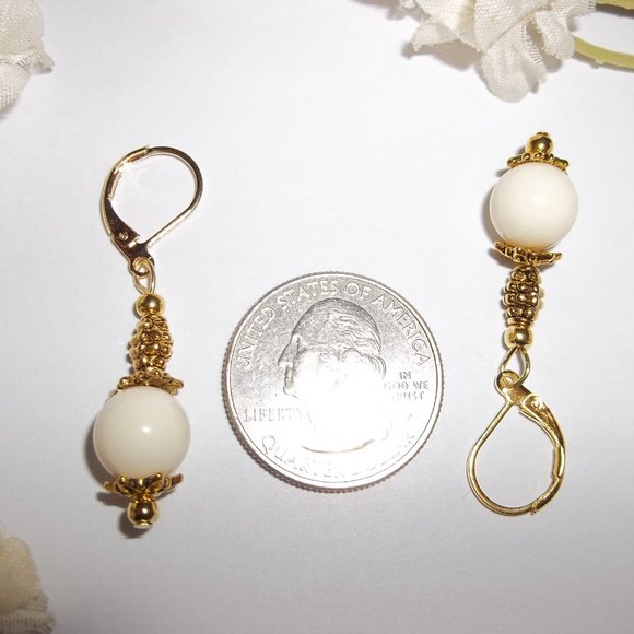 Cream & Gold Beaded Earring Set Dangle Lever Back Simple Fashion Accessory 6398 - Picture 3 of 8
